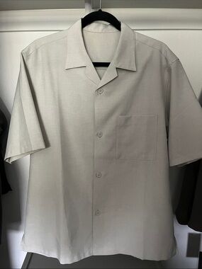 GU Light Gray Short-Sleeve Button-Down Camp Collar Shirt